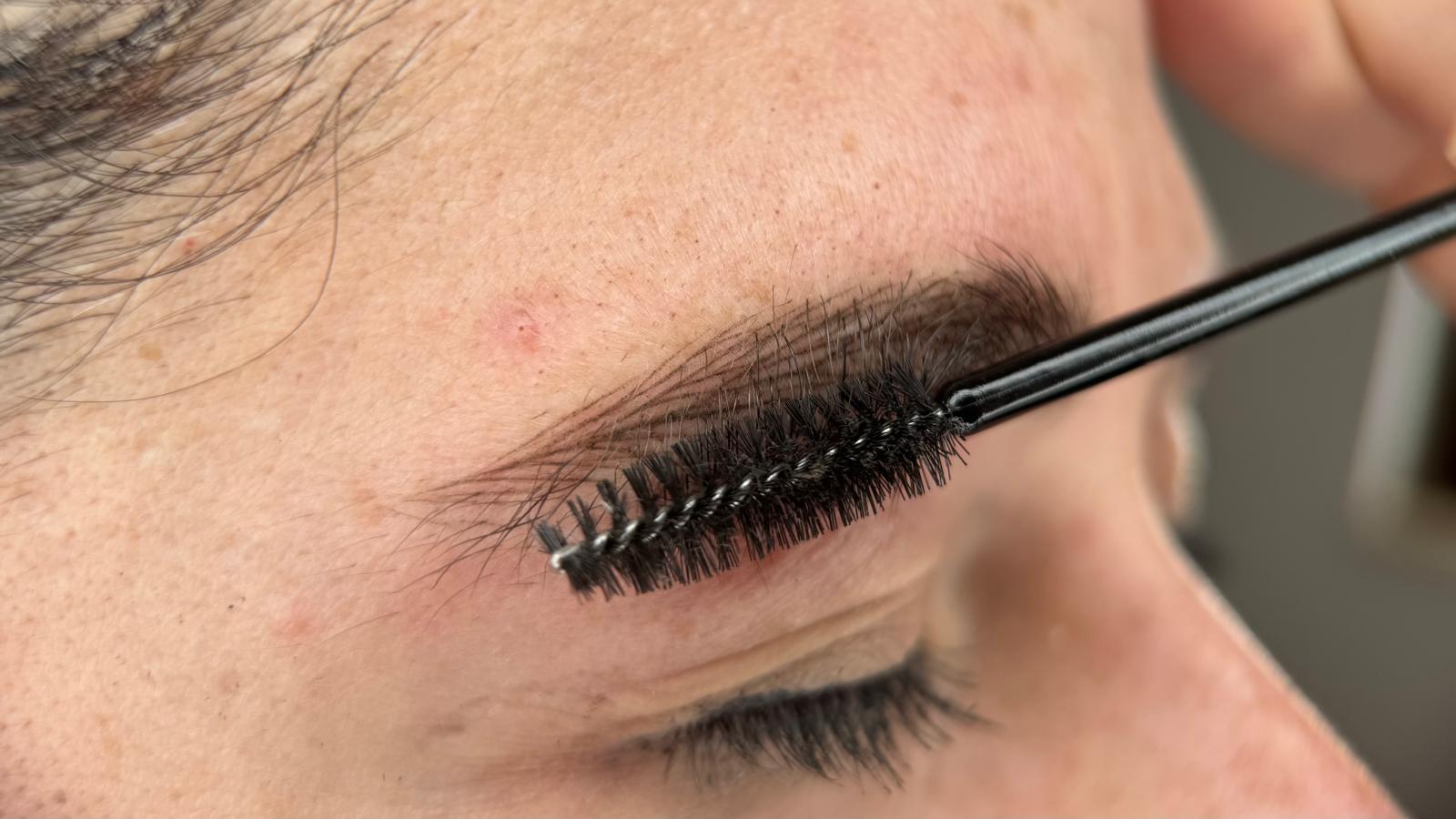 Dimostrazione sopracciglia pelo realistico naturale